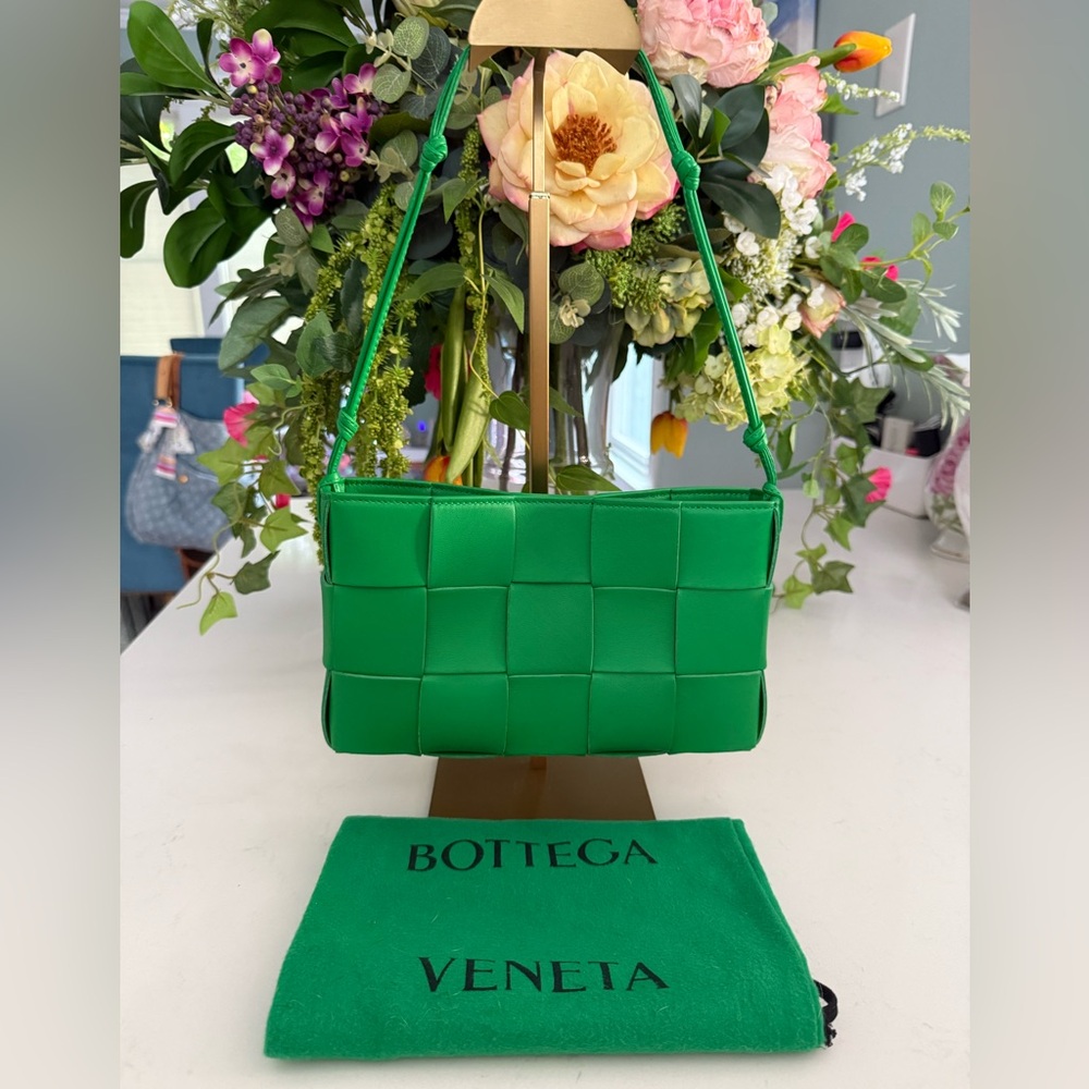 BOTTEGA VENETA Calfskin Maxi Intrecciato Cassette Pouch on Strap in Parakeet